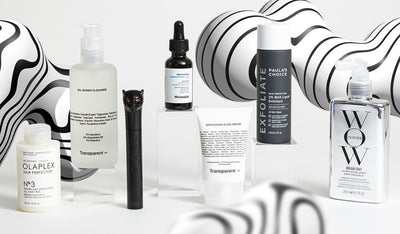 Sieben Beauty-Produkte auf klaren Podesten und wolkenähnlichen schwarz-weiß gestreiften Objektiven im Hintergrund.