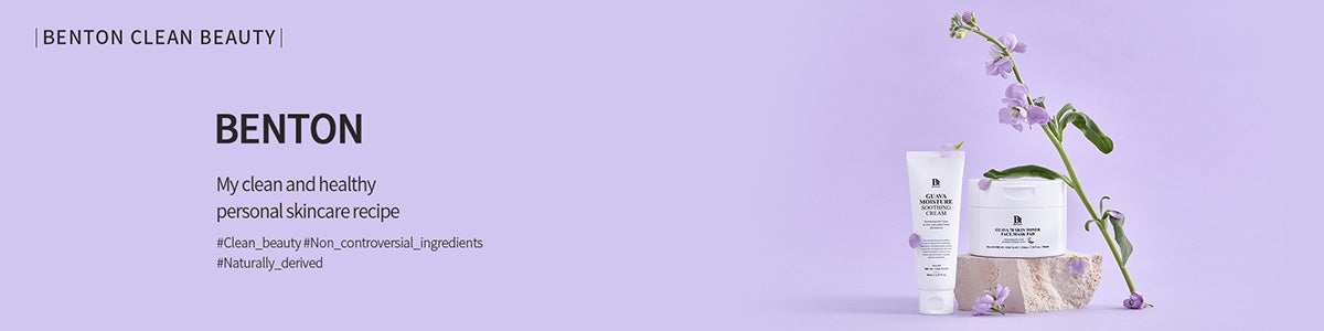 Benton Hautpflegeprodukte neben Blüten auf lila Hintergrund mit Slogan zu Clean Beauty.