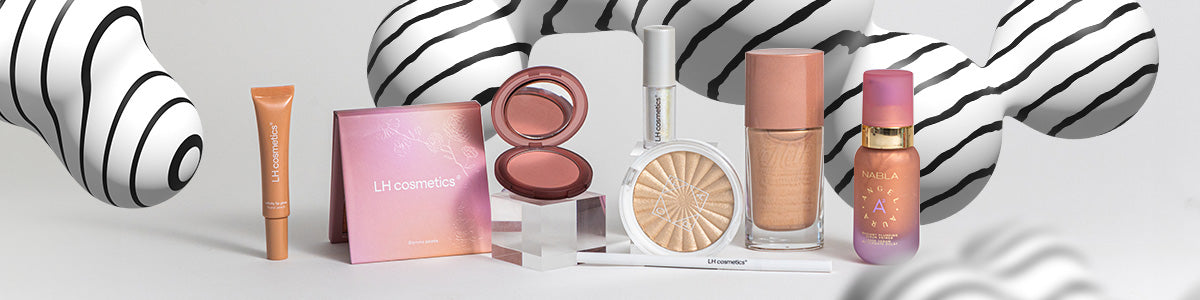 Eine Reihe verschiedener Make-up-Produkte auf einer weißen Oberfläche mit abstrakten schwarz-weißen Formen im Hintergrund.