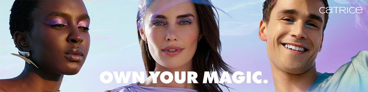 Drei Personen mit ausdrucksstarkem Make-up vor pastellfarbenem Hintergrund und dem Schriftzug "OWN YOUR MAGIC.", Catrice-Logo oben rechts.