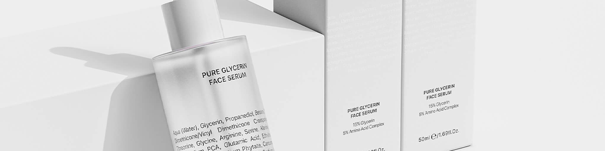 Eine weiße Flasche mit der Aufschrift „Pure Glycerin Face Serum“ neben zwei passenden Produktboxen auf weißem Hintergrund.