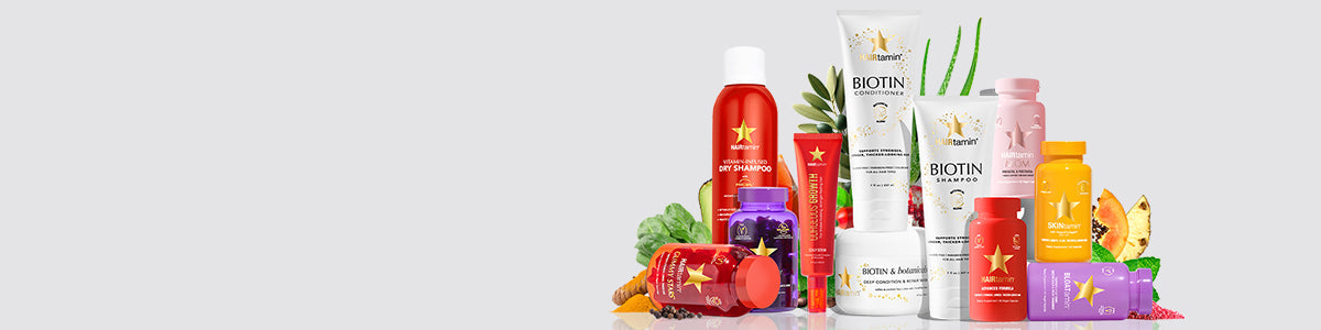 Rote Haarpräparatflaschen und weiße Produktemit der Aufschrift „HAIRtamin“.