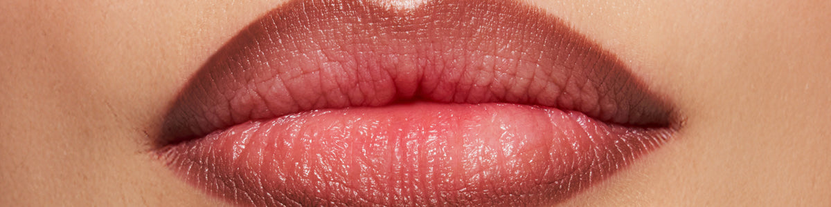 Nahaufnahme der mit Lipliner nachgezeichneten Lippen in einem zarten Rosaton.