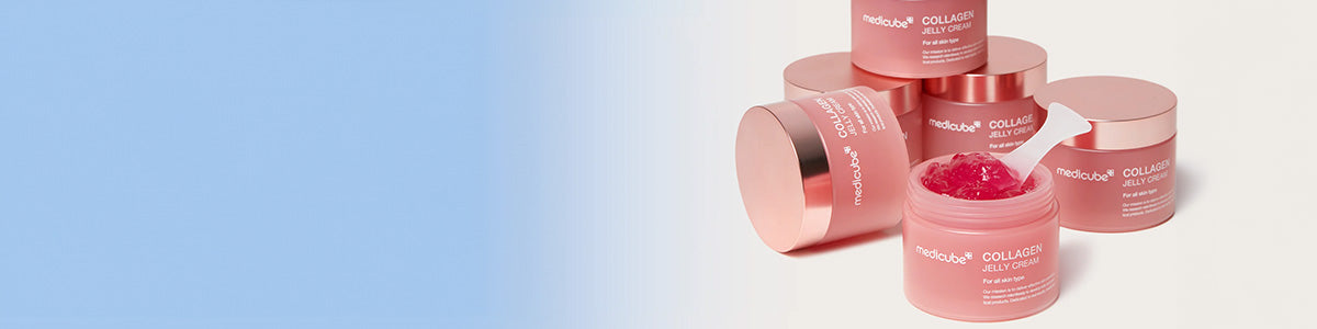 Mehrere Gläser mit rosa Collagen-Gelee-Masken und metallischen Deckeln, eines davon offen, und man sieht das rosa Gelee im Inneren auf einem hellen Hintergrund.