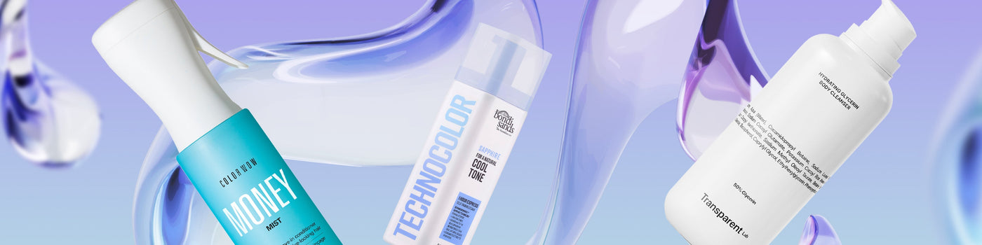 Drei Haarpflegeprodukte mit blauen, lila und weißen Etiketten, die auf einem abstrakten Hintergrund in Pastelllila schweben.