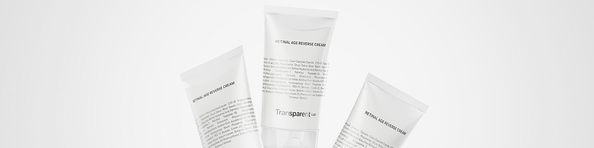 Drei Tuben der „Retinal Age Reverse Cream“ von Transparent Lab auf hellem Hintergrund, mittig eine frontal ausgerichtete Tube.