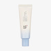 Weiß-blaue Tube Relief Sun Aqua Fresh Rice + B5 SPF 50+ mit Farbverlauf vor weißem Hintergrund