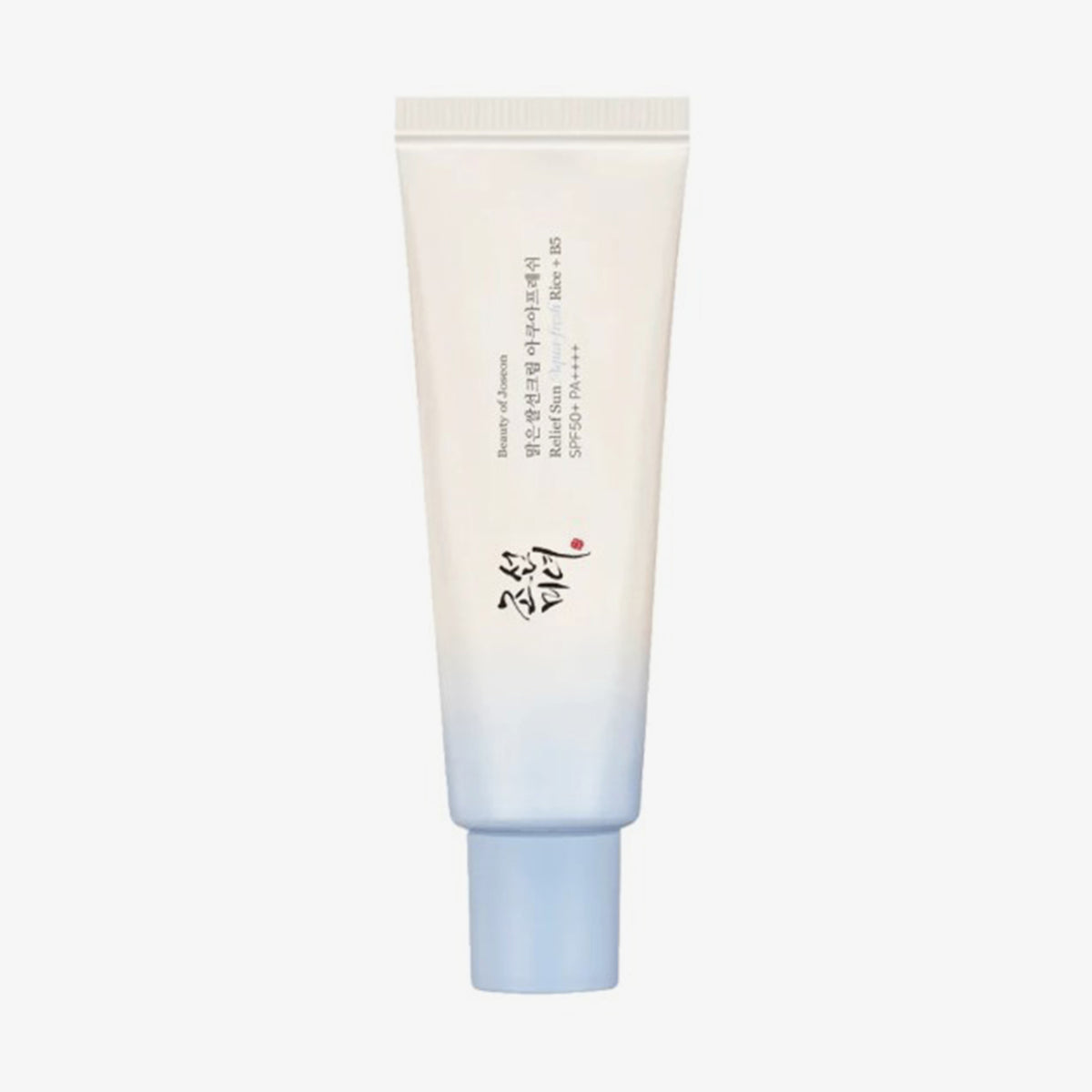 Weiß-blaue Tube Relief Sun Aqua Fresh Rice + B5 SPF 50+ mit Farbverlauf vor weißem Hintergrund