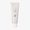 Weiße Tube der Relief Sun: Rice + Probiotics von Beauty f Joseon vor weißem Hintergrund