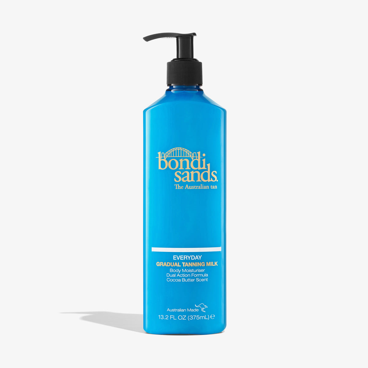 Blaue Pumpflasche der Everyday Gradual Tanning Milk von Bondi Sands (375 ml) auf weißem Hintergrund