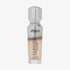 Eine halb transparente halb silberne Flasche Chroma Cover Foundation Luminous in der Farbe C1 vor weißem Hintergrund.