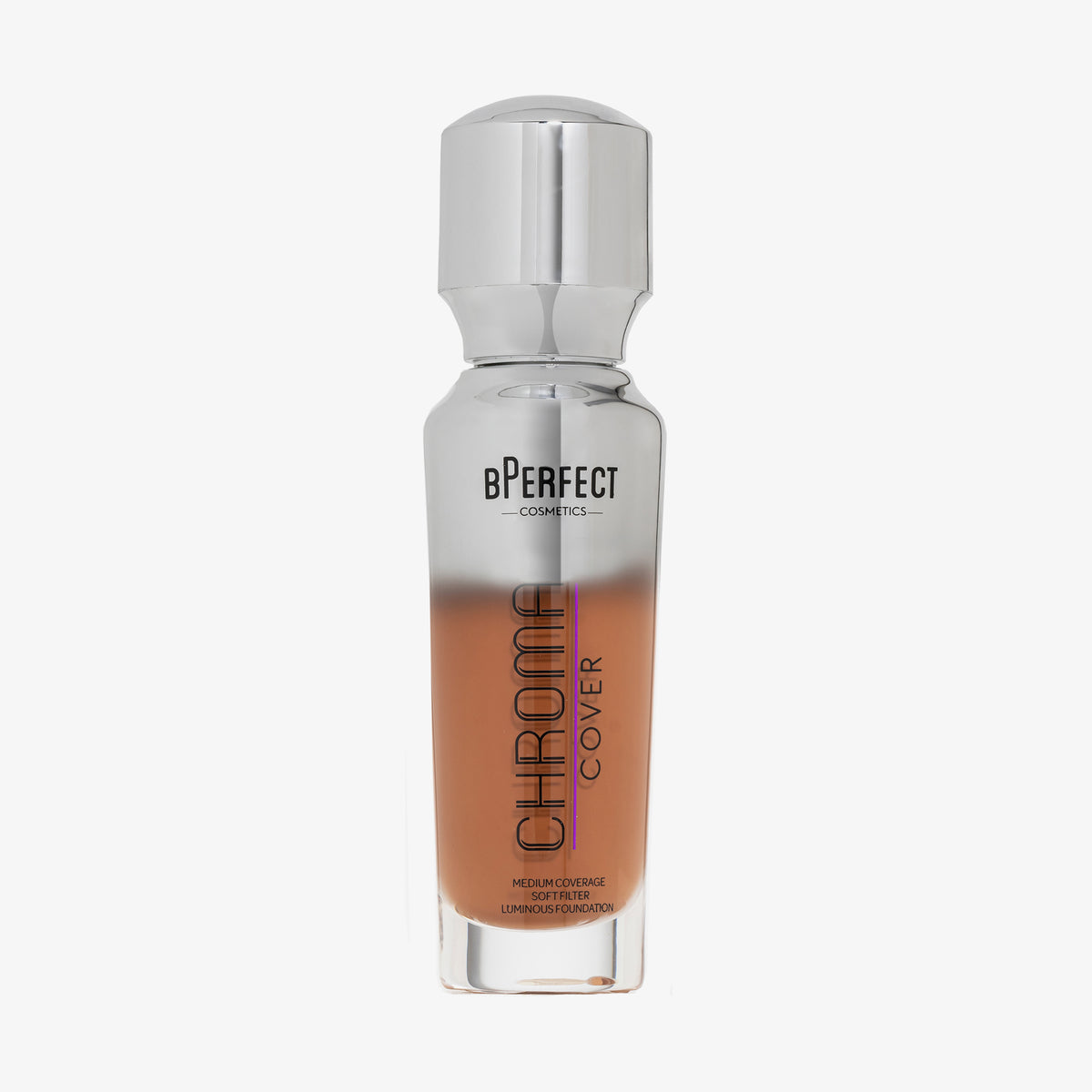 Eine halb transparente halb silberne Flasche Chroma Cover Foundation Luminous in der Farbe C10 vor weißem Hintergrund.