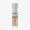 Eine halb transparente halb silberne Flasche Chroma Cover Foundation Luminous in der Farbe C2 vor weißem Hintergrund.