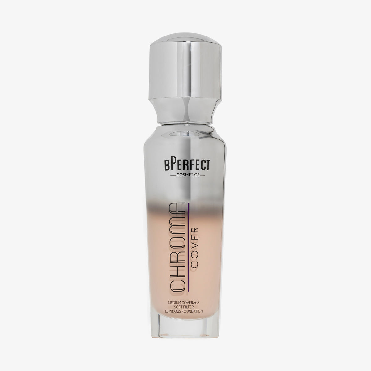 Eine halb transparente halb silberne Flasche Chroma Cover Foundation Luminous in der Farbe C2 vor weißem Hintergrund.