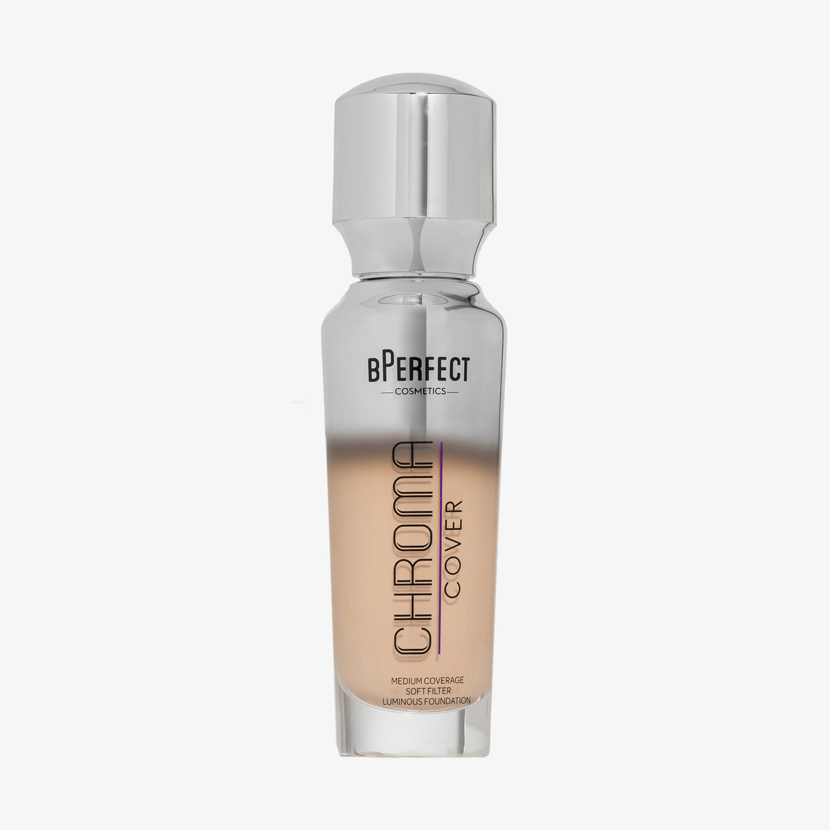 Eine halb transparente halb silberne Flasche Chroma Cover Foundation Luminous in der Farbe C3 vor weißem Hintergrund.