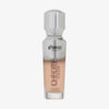 Eine halb transparente halb silberne Flasche Chroma Cover Foundation Luminous in der Farbe C4 vor weißem Hintergrund.