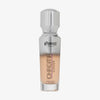 Eine halb transparente halb silberne Flasche Chroma Cover Foundation Luminous in der Farbe C5 vor weißem Hintergrund.
