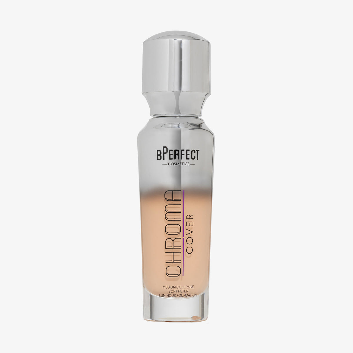 Eine halb transparente halb silberne Flasche Chroma Cover Foundation Luminous in der Farbe C5 vor weißem Hintergrund.