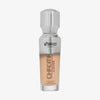 Eine halb transparente halb silberne Flasche Chroma Cover Foundation Luminous in der Farbe C6 vor weißem Hintergrund.