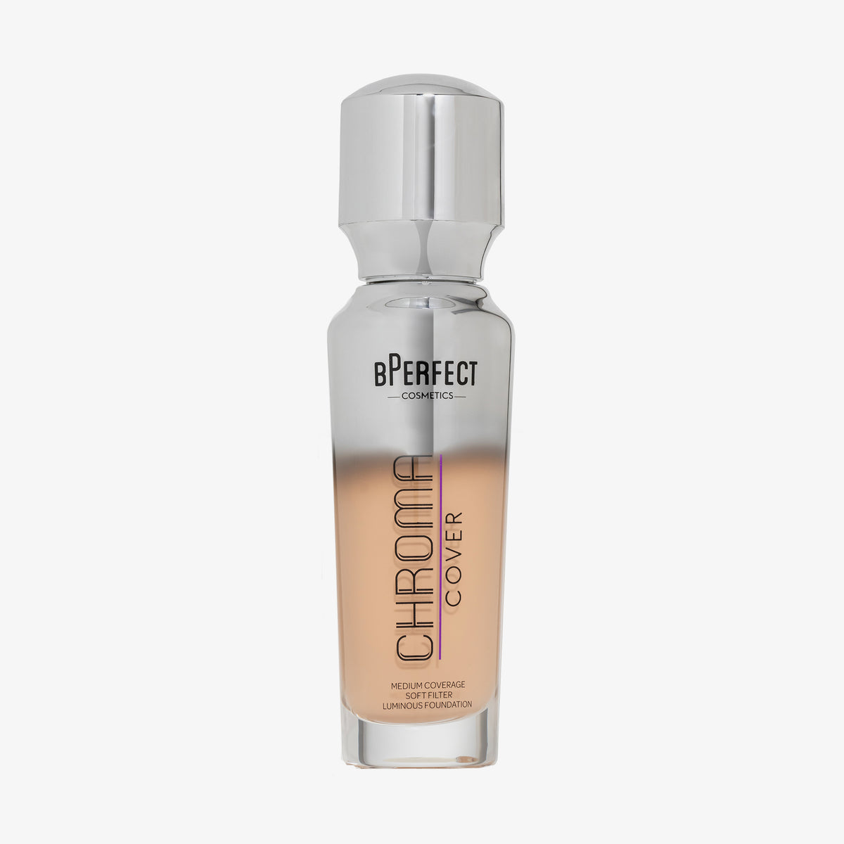 Eine halb transparente halb silberne Flasche Chroma Cover Foundation Luminous in der Farbe C6 vor weißem Hintergrund.
