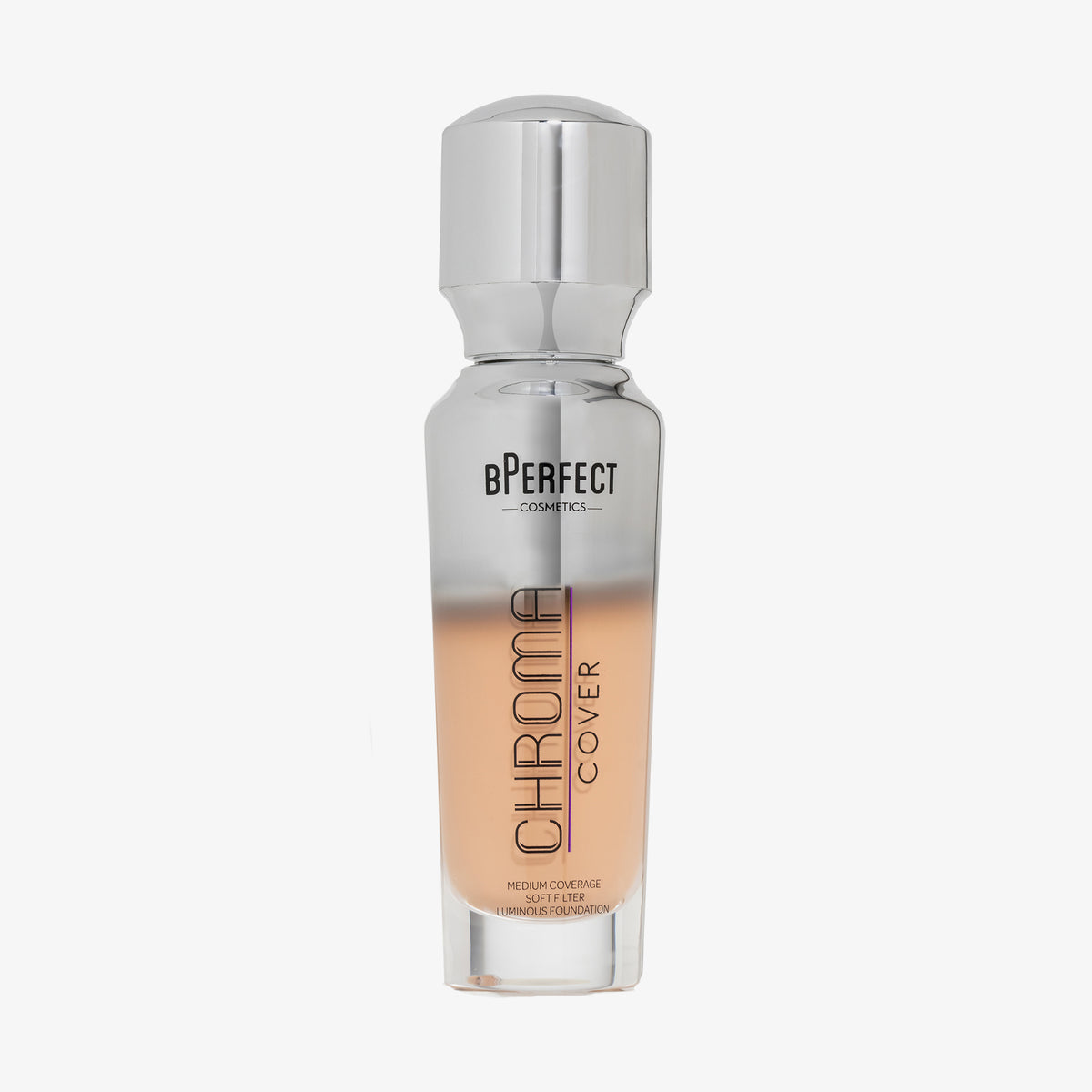 Eine halb transparente halb silberne Flasche Chroma Cover Foundation Luminous in der Farbe C7 vor weißem Hintergrund.