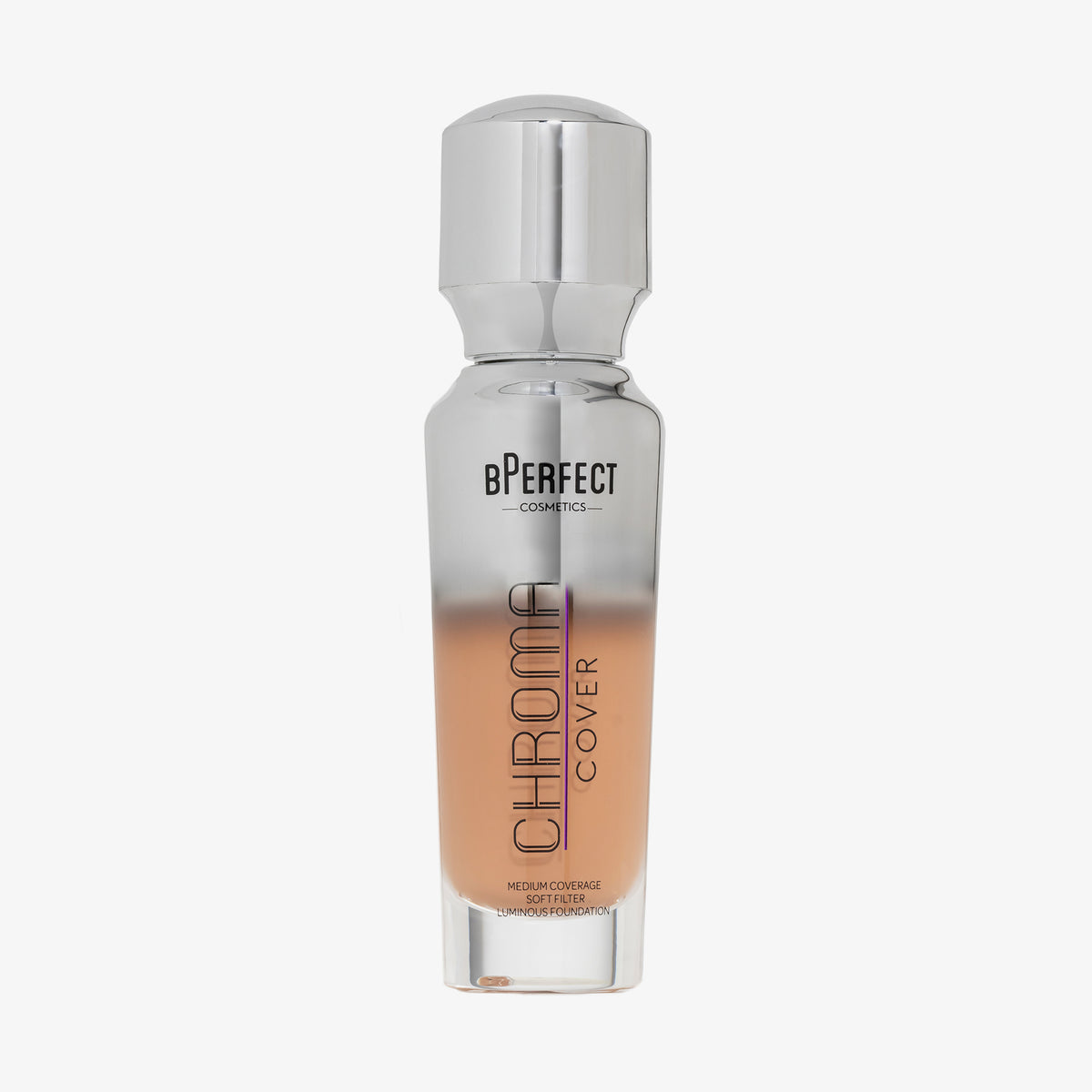 Eine halb transparente halb silberne Flasche Chroma Cover Foundation Luminous in der Farbe C8 vor weißem Hintergrund.