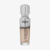 Eine halb transparente halb silberne Flasche Chroma Cover Foundation Luminous in der Farbe N1 vor weißem Hintergrund.