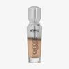 Eine halb transparente halb silberne Flasche Chroma Cover Foundation Luminous in der Farbe N2 vor weißem Hintergrund.