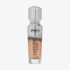 Eine halb transparente halb silberne Flasche Chroma Cover Foundation Luminous in der Farbe N3 vor weißem Hintergrund.