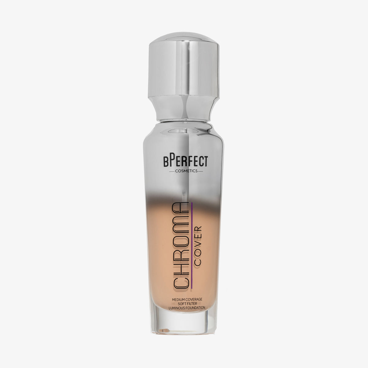 Eine halb transparente halb silberne Flasche Chroma Cover Foundation Luminous in der Farbe N3 vor weißem Hintergrund.