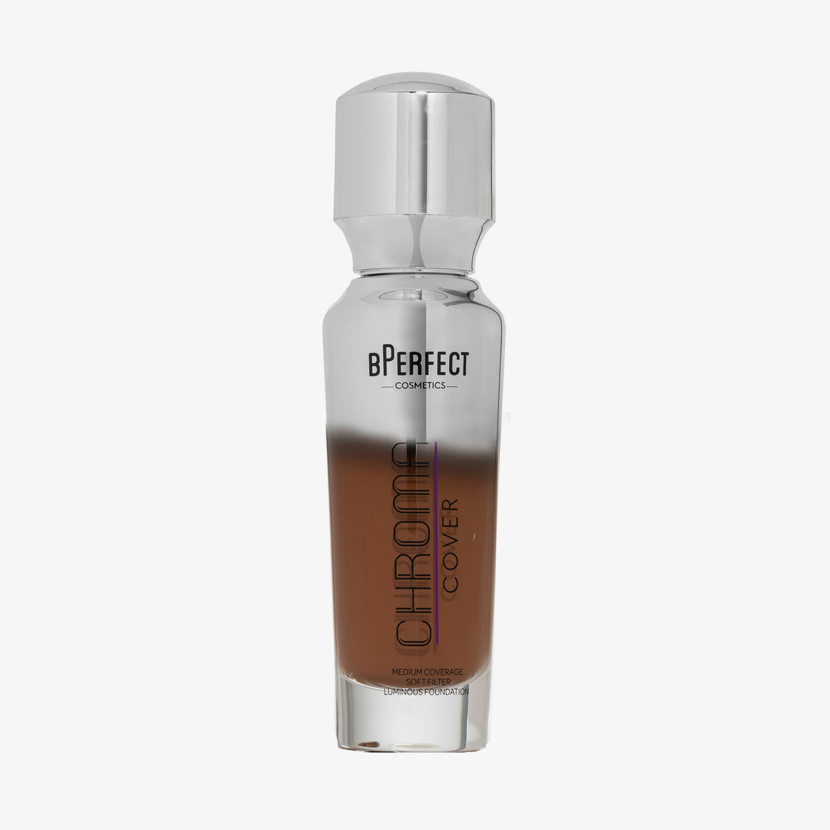 Eine halb transparente halb silberne Flasche Chroma Cover Foundation Luminous in der Farbe N9 vor weißem Hintergrund.