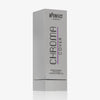 Eine eine graue Umverpackung der Chroma Cover Foundation Luminous mit Aufschrift "Chroma Cover" vor weißem Hintergrund.