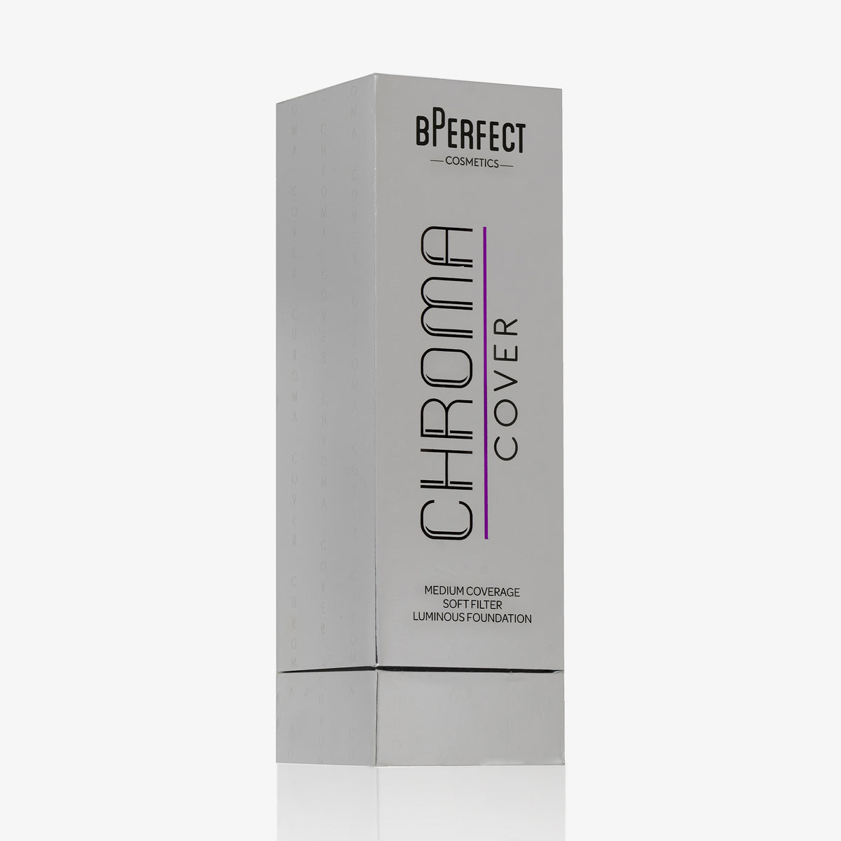Eine eine graue Umverpackung der Chroma Cover Foundation Luminous mit Aufschrift "Chroma Cover" vor weißem Hintergrund.