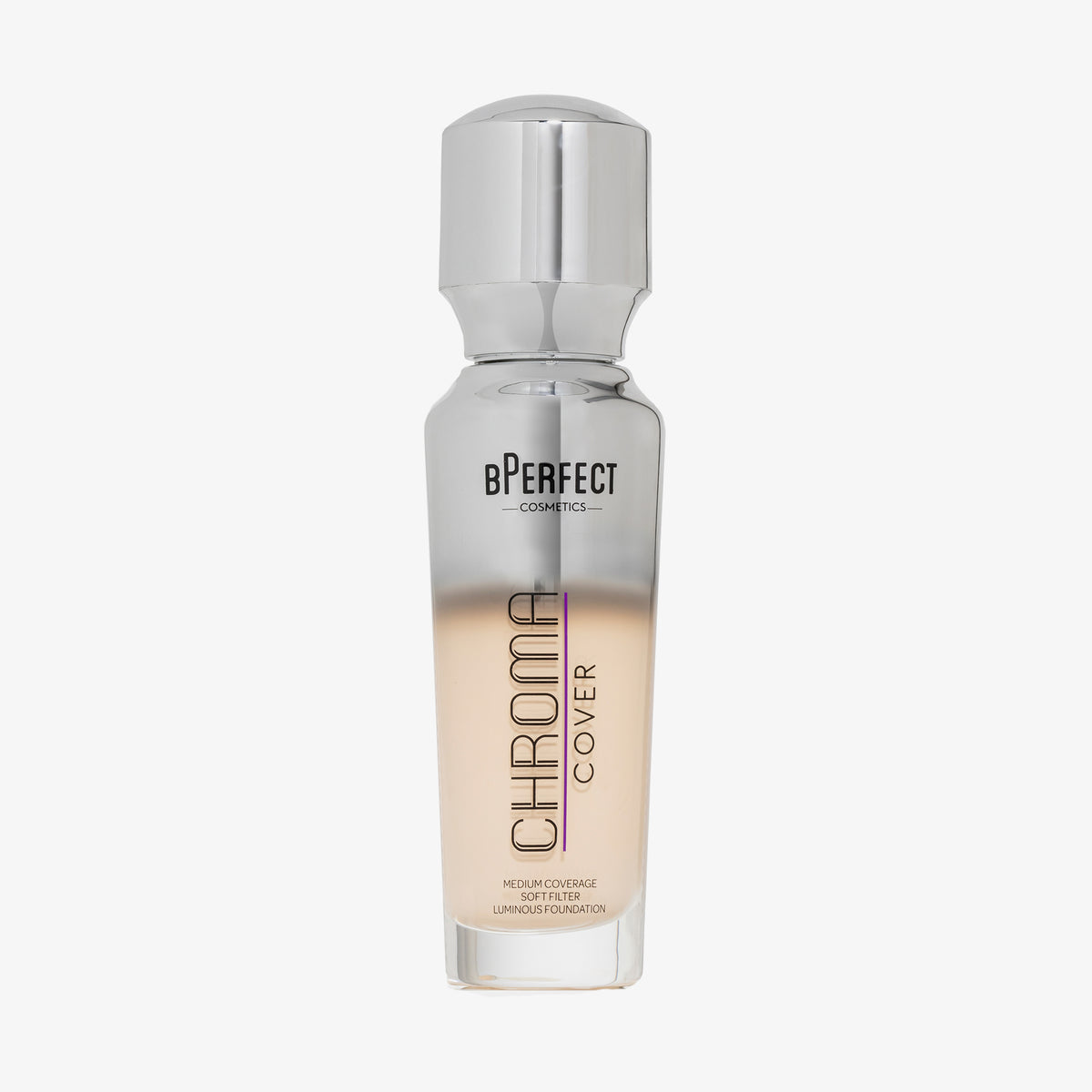 Eine halb transparente halb silberne Flasche Chroma Cover Foundation Luminous in der Farbe W1 vor weißem Hintergrund.