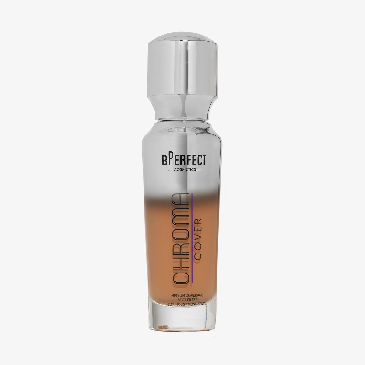 Eine halb transparente halb silberne Flasche Chroma Cover Foundation Luminous in der Farbe W10 vor weißem Hintergrund.