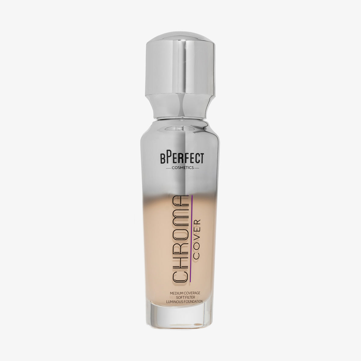 Eine halb transparente halb silberne Flasche Chroma Cover Foundation Luminous in der Farbe W2 vor weißem Hintergrund.