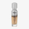 Eine halb transparente halb silberne Flasche Chroma Cover Foundation Luminous in der Farbe W3 vor weißem Hintergrund.