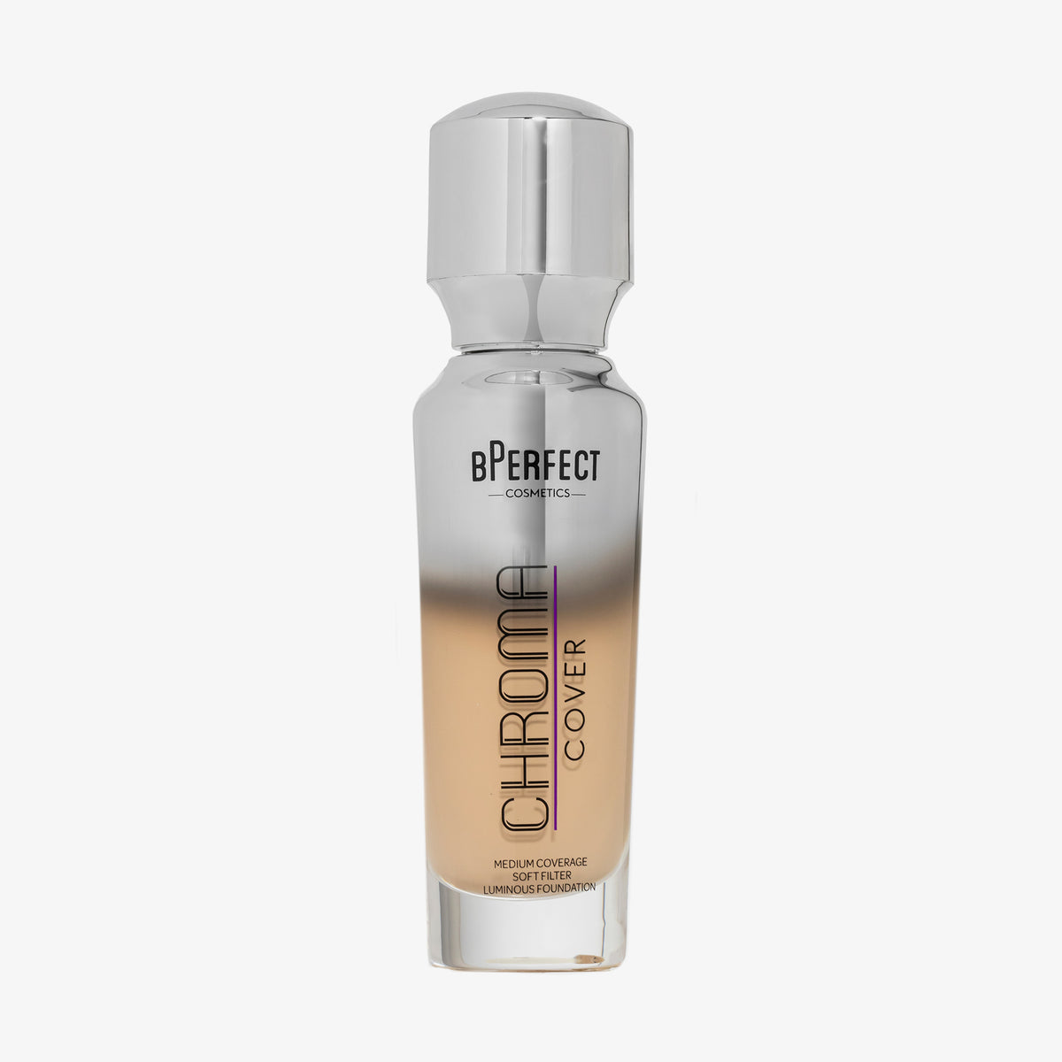 Eine halb transparente halb silberne Flasche Chroma Cover Foundation Luminous in der Farbe W3 vor weißem Hintergrund.