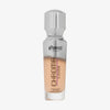 Eine halb transparente halb silberne Flasche Chroma Cover Foundation Luminous in der Farbe W4 vor weißem Hintergrund.