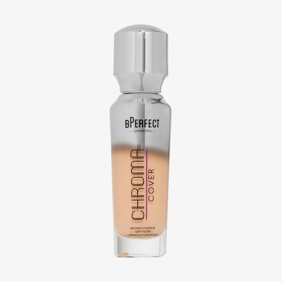 Eine halb transparente halb silberne Flasche Chroma Cover Foundation Luminous in der Farbe W4 vor weißem Hintergrund.