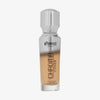 Eine halb transparente halb silberne Flasche Chroma Cover Foundation Luminous in der Farbe W5 vor weißem Hintergrund.
