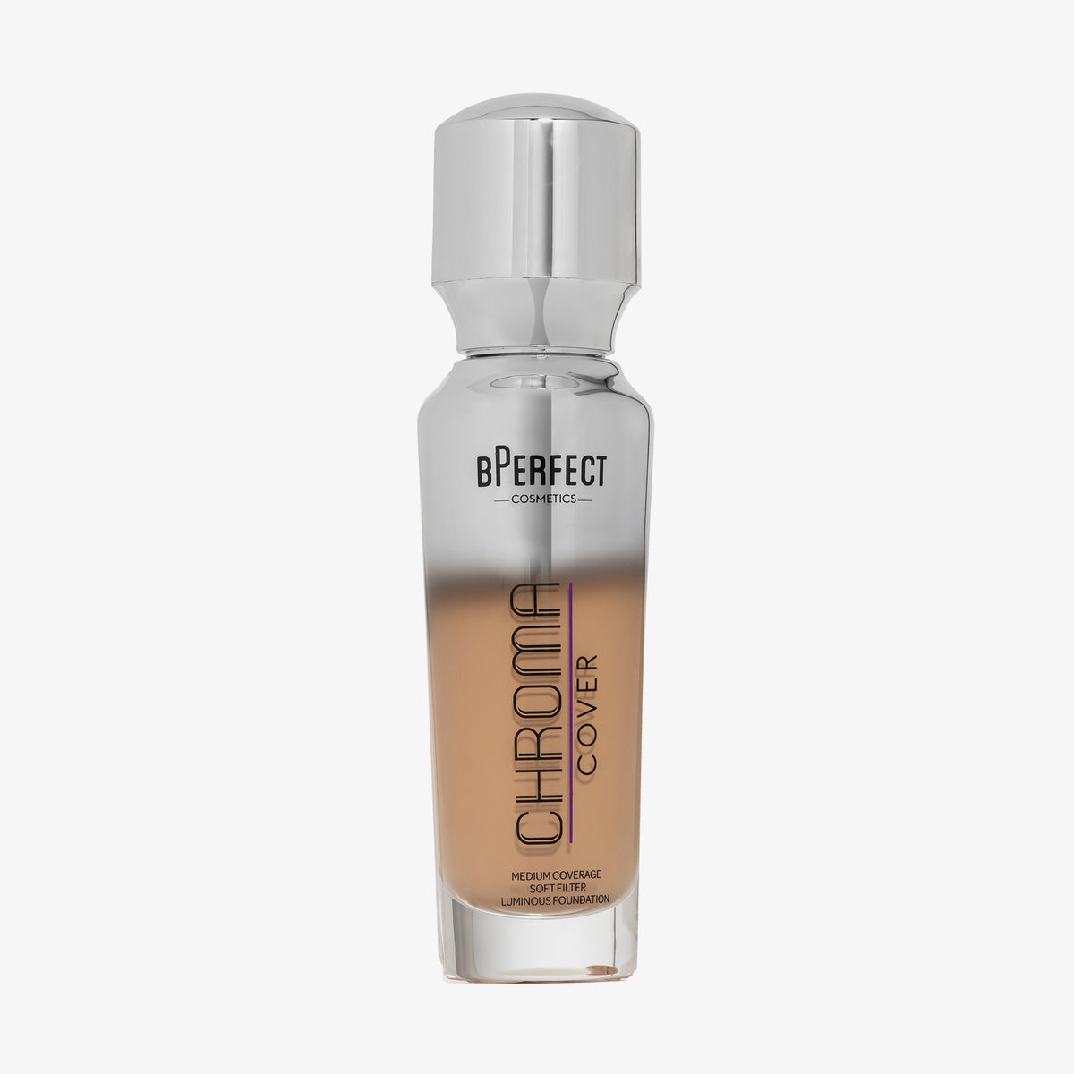 Eine halb transparente halb silberne Flasche Chroma Cover Foundation Luminous in der Farbe W6 vor weißem Hintergrund.