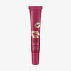 Beerenrote Tube KISS & GLOW Peptide Lip Tint C03  mit goldenen Lippenaufdruck vor weißem Hintergrund.