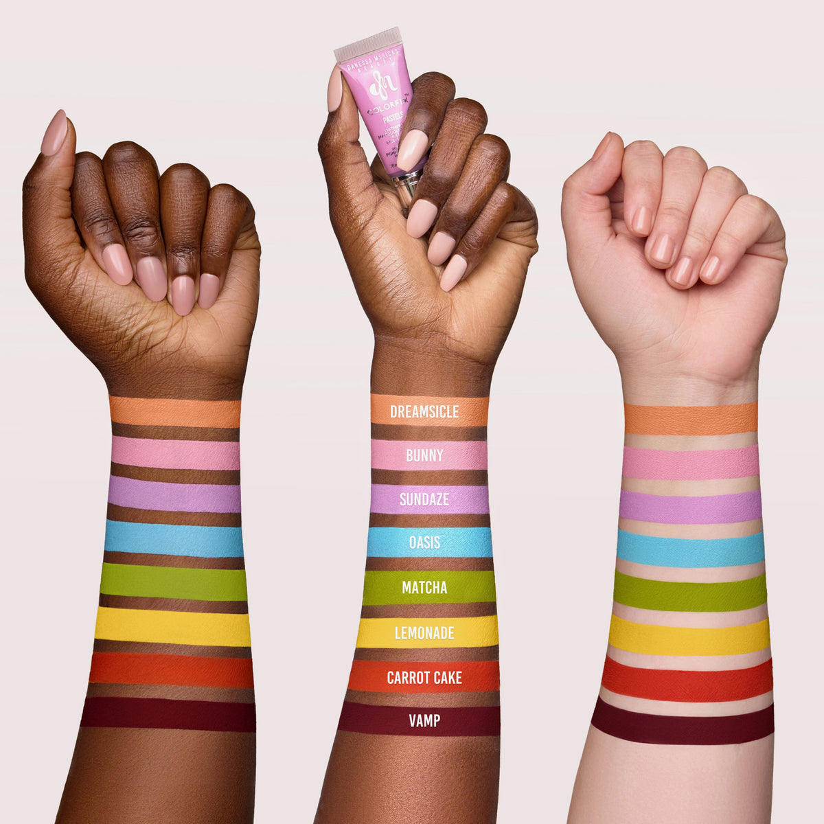 Drei Arme mit unterschiedlichen Hauttönen zeigen Make-up-Muster der Colorfix Pastels, die jeweils mit Namen auf ihren Unterarmen beschriftet sind.