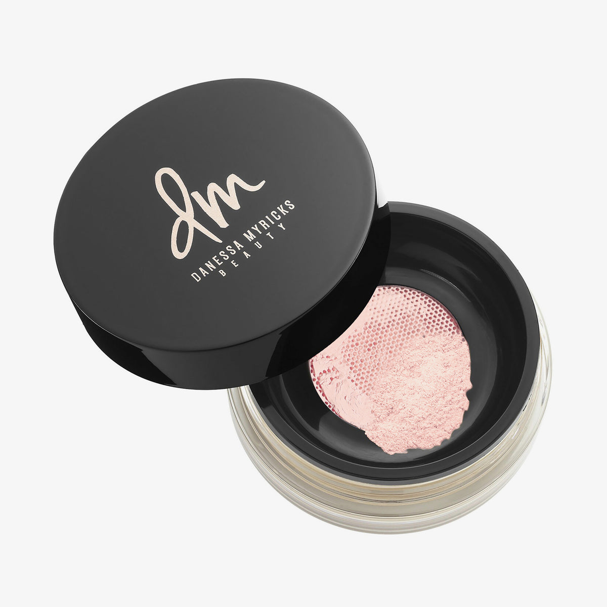 Offener transparenter Behälter mit losem Evolution Powder Pink von Danessa Myricks Beauty mit schwarzen Deckel schräg darüber.