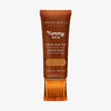 Bronzefarbene Tube der Yummy Skin Serum TInt 10 mit Sichtfenster zum warmem braunen Produktinhalt.
