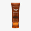 Bronzefarbene Tube der Yummy Skin Serum Tint 16 mit Sichtfenster zum tiefbraunem Produktinhalt.