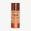 Eine halbtransparente halb bronzene Flasche Yummy Skin Water Powder Serum vor weißem Hintergrund.
