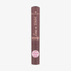 Braune Tube essence line n' STAIN! TATTOO LIP LINER in der Farbe Make a Mauve auf weißem Hintergrund.