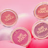 Vier Essence soft TOUCH BOUNCY BLUSH compacts in Rosa- und Lila-Tönen sind auf einem rosa Hintergrund abgebildet.